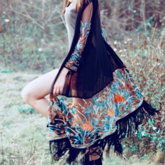 Sweaters - 🎉 HP 3/16 🎉 Boho Embroidered Cardigan